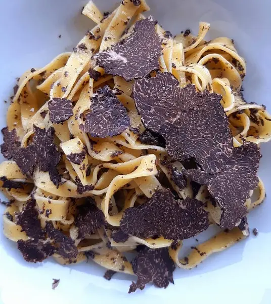 Pasta con foglie di tartufo
