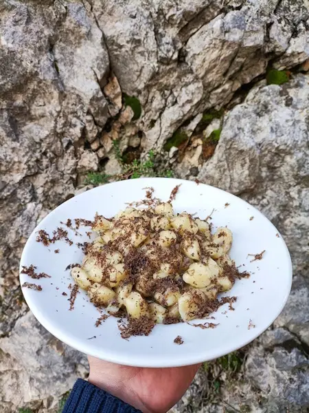 Pasta al tartufo su un piatto bianco