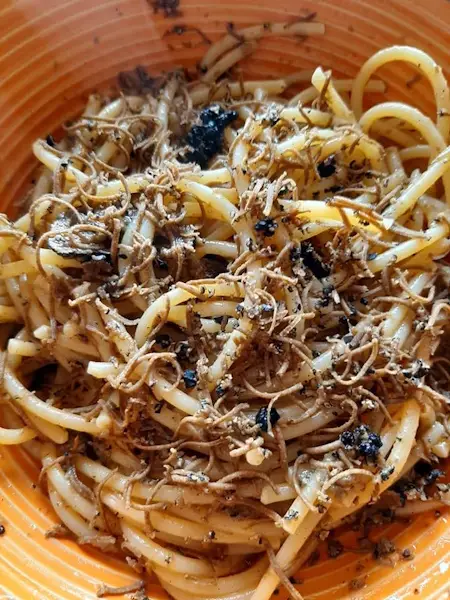Pasta al tartufo su un piatto arancione